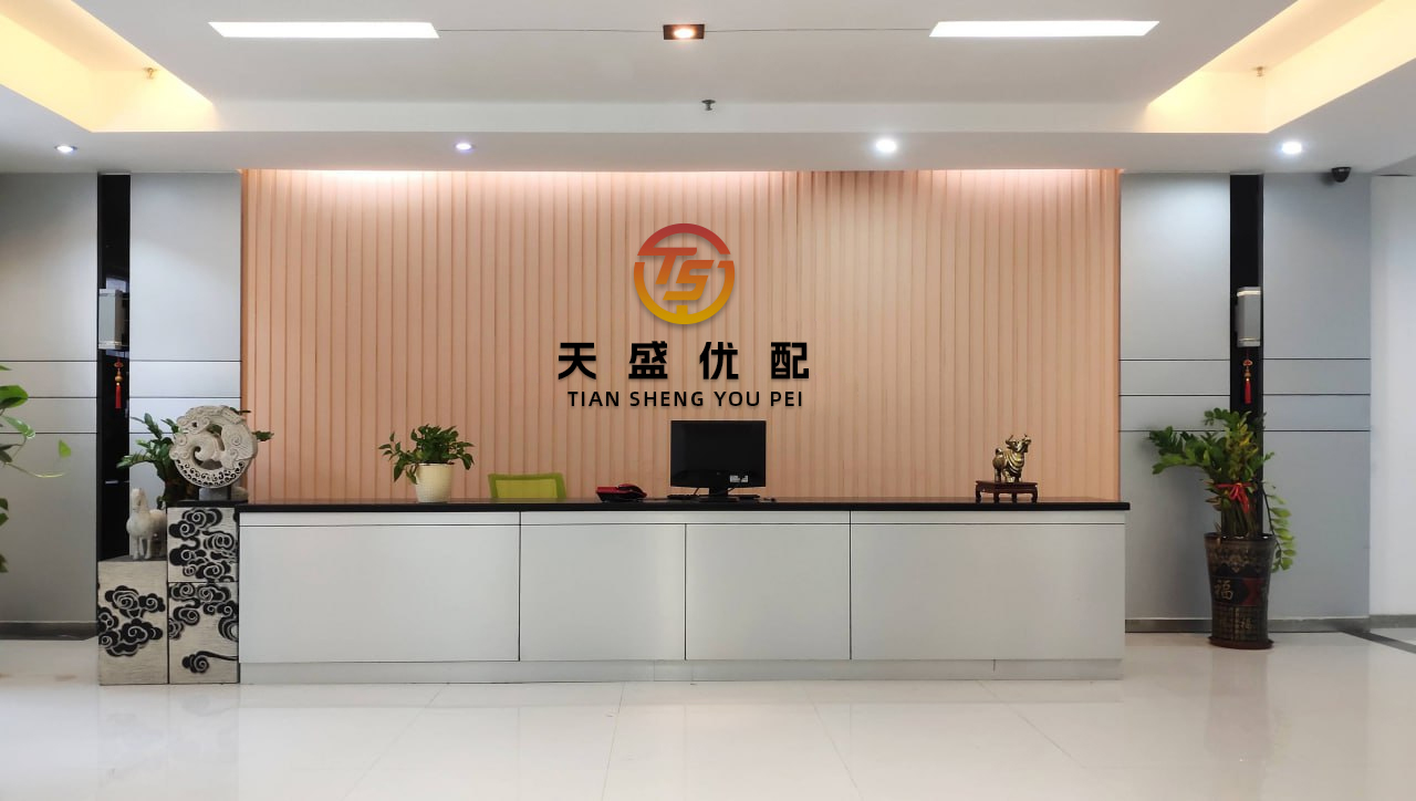 华城融 超模Meier重返T台，模二代开场！粉色鸟巢、银色海螺...这波“奇幻缪斯风”太绝了|Lena Erziak 2025 春夏高定
